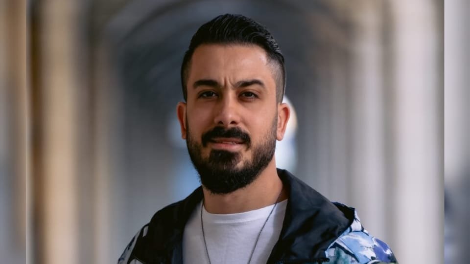 الفنان أحمد العقاد كونو جاهزين لتسمعو اغنيتي لجديدة مني آسف.
