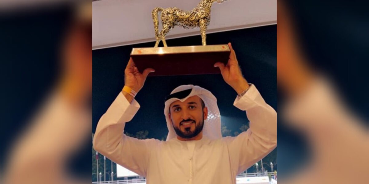 تتويج الشاعر محمد سعيد الهاجري (راعي وعد) في بطولة الإمارات الوطنية لجمال الخيول .