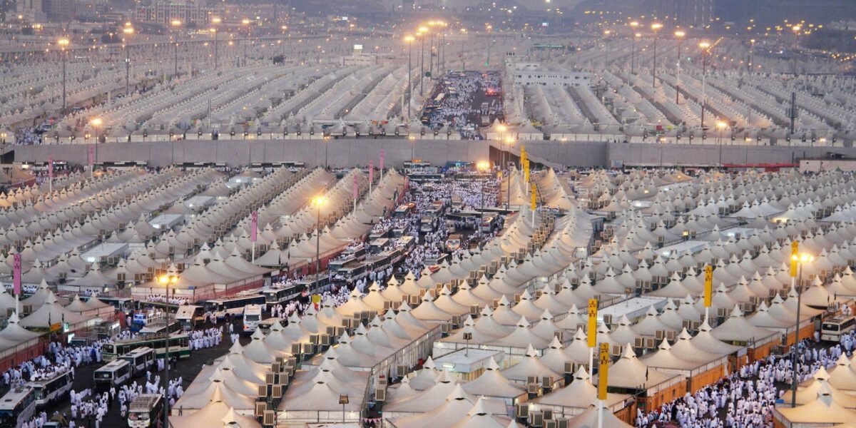 حجاج بيت الله الحرام يتوافدون إلى مشعر منى لقضاء يوم التروية