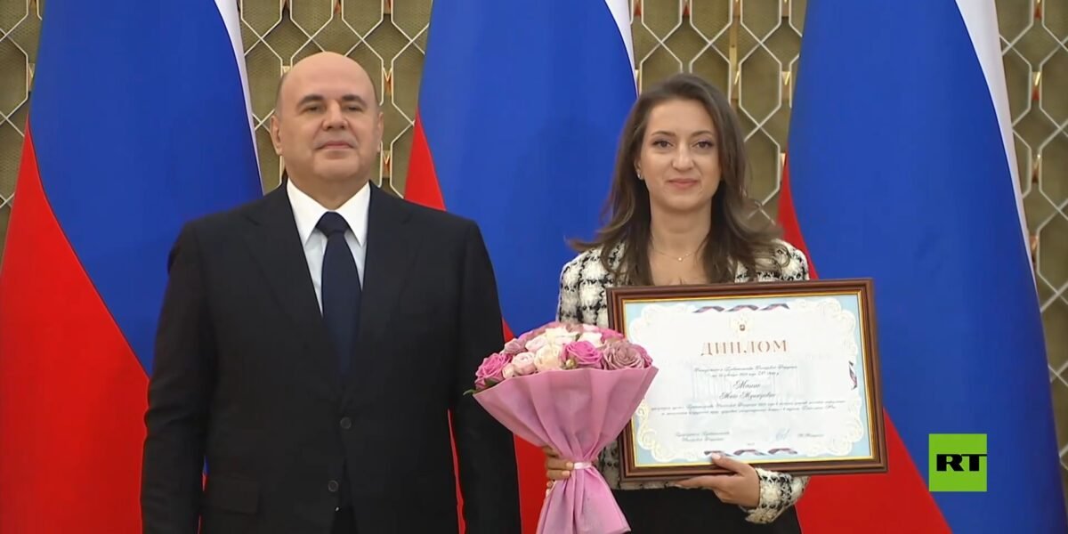 رئيس الوزراء الروسي يمنح جائزة الحكومة في مجال الإعلام لمديرة قناة عربية