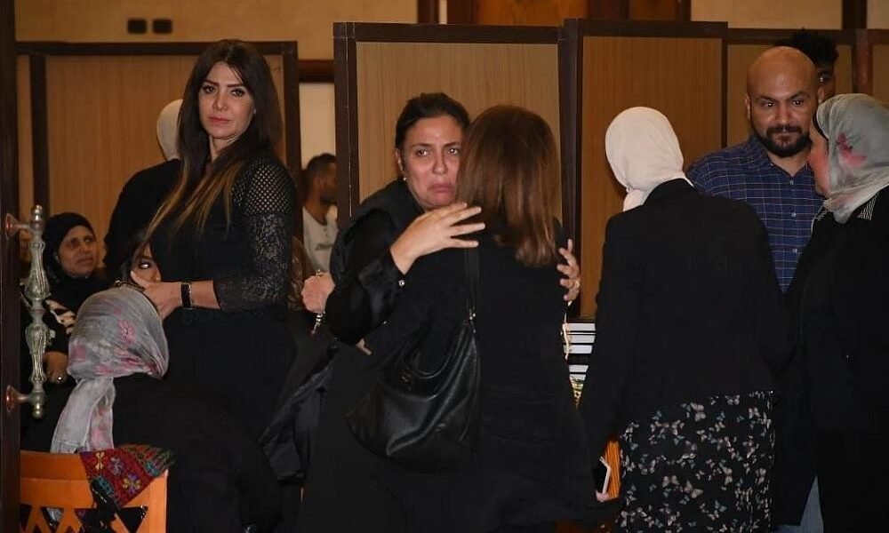 نجوم الفن يعزون يواسون مي كساب في عزاء والدها - صورة مميزة نجوم الفن يعزون يواسون مي كساب في عزاء والدها