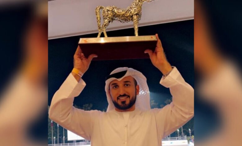 تتويج الشاعر محمد سعيد الهاجري (راعي وعد) في بطولة الإمارات الوطنية لجمال الخيول .