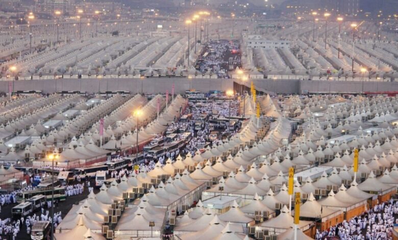 حجاج بيت الله الحرام يتوافدون إلى مشعر منى لقضاء يوم التروية