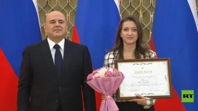 رئيس الوزراء الروسي يمنح جائزة الحكومة في مجال الإعلام لمديرة قناة عربية