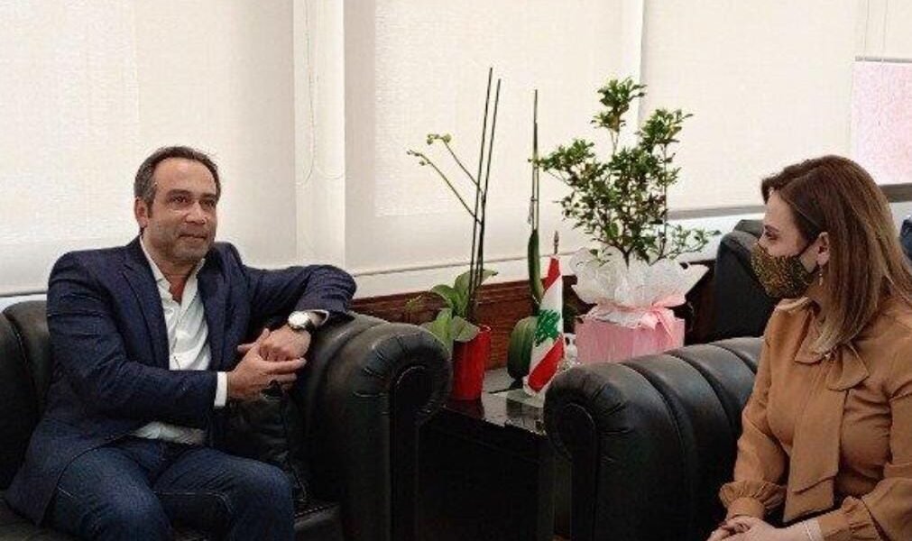 زار رئيس نادي الأنصار نبيل بدر مقر وزارة الشباب والرياضة حيث كان في استقباله الوزيرة فارتينيه أوهانيان. - صورة مميزة صورة مميزة: زار رئيس نادي الأنصار نبيل بدر مقر وزارة الشباب والرياضة حيث كان في استقباله الوزيرة فارتينيه أوهانيان.