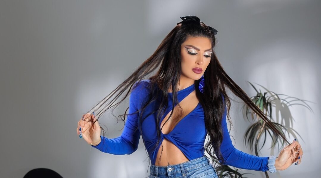 صورة مميزة: من هي ميرا؟ الفنانة متعددة المواهب التي تخطف الأضواء