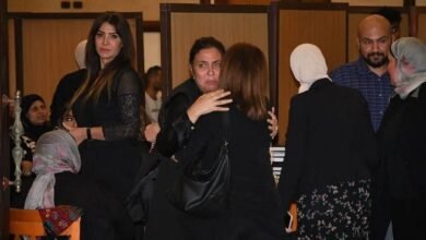 نجوم الفن يعزون يواسون مي كساب في عزاء والدها
