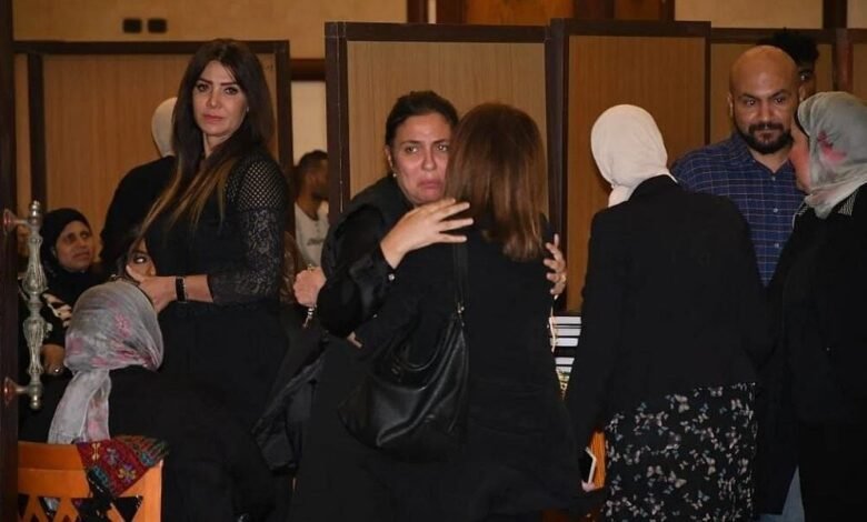 نجوم الفن يعزون يواسون مي كساب في عزاء والدها